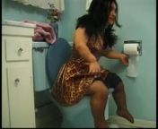 Лысый дядя в туалете трахнул лилипутку